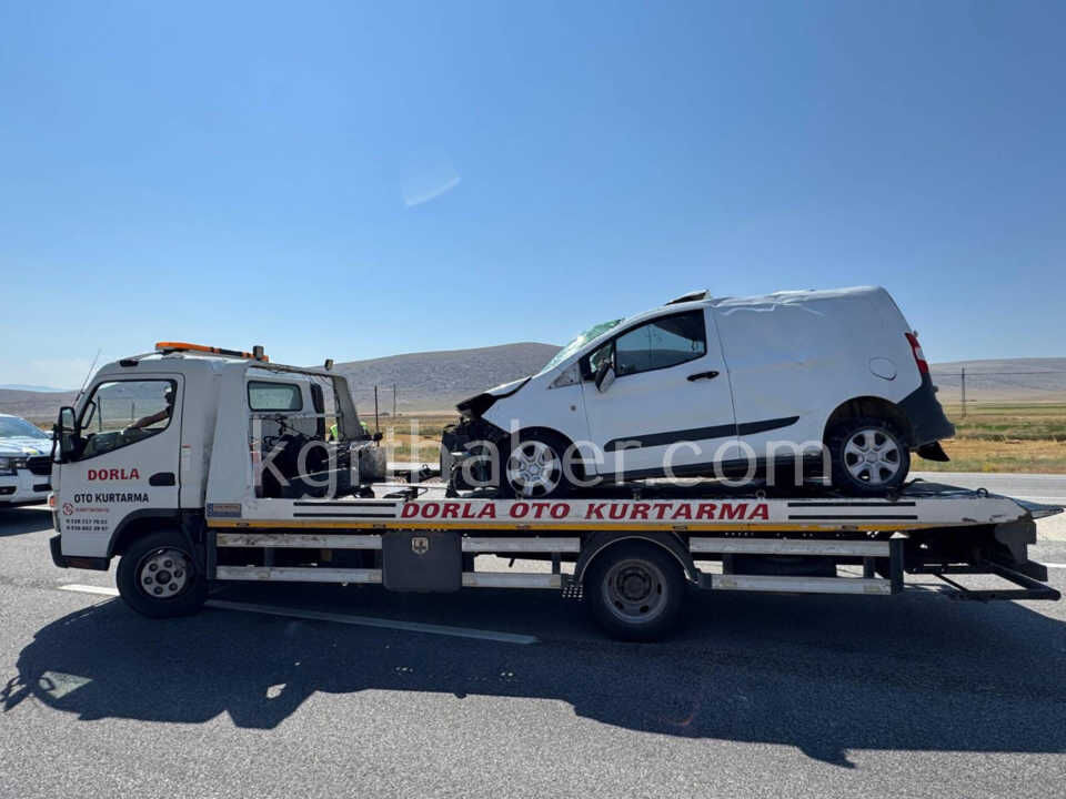 Traktor Romorkuna Arkadan Carpan Hafif Ticari Arac Devrildi 1 Yarali0