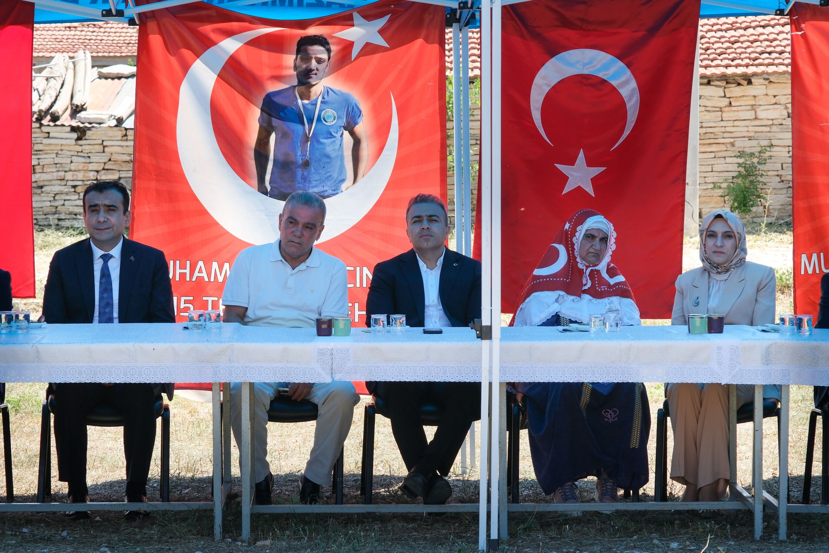 Vali Cicekten 15 Temmuz Sehidi Muhammed Yalcinin Ailesine Ziyaret (1)