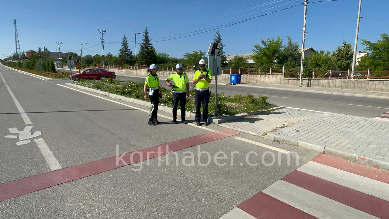 Yaya Gecidinde Suv Aracin Carptigi Kiz Cocugu Yaralandi2