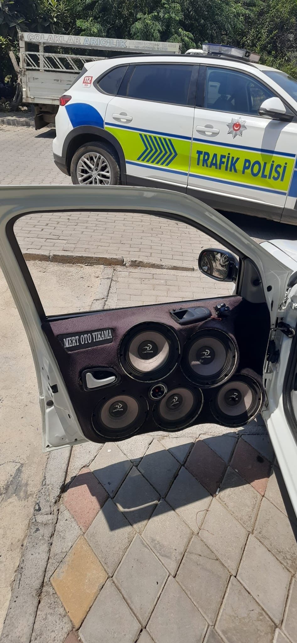 Yuksek Sesle Muzik Pahaliya Patladi 2 Surucuye 246 Bin Tl Ceza (1)