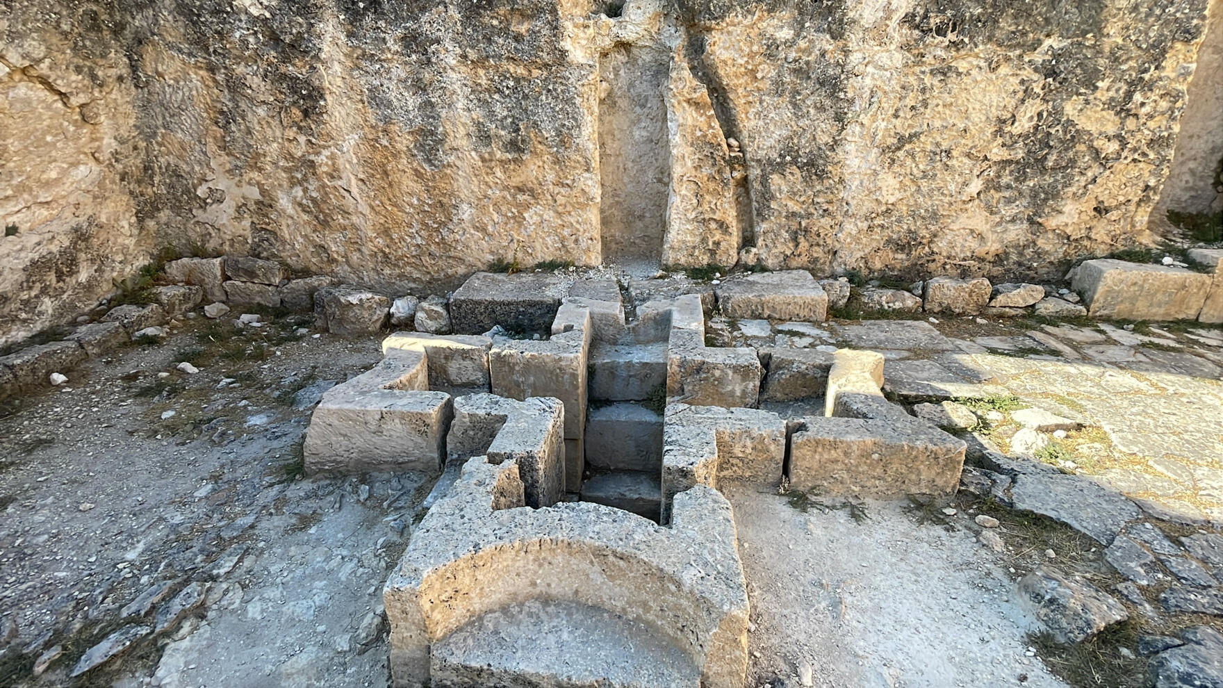 Alahan Manastiri Yerli Yabanci Turistlerin Ilgisini Cekiyor1