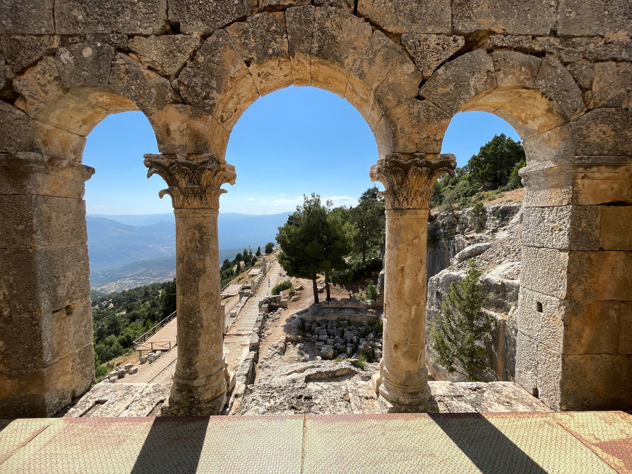 Alahan Manastiri Yerli Yabanci Turistlerin Ilgisini Cekiyor2