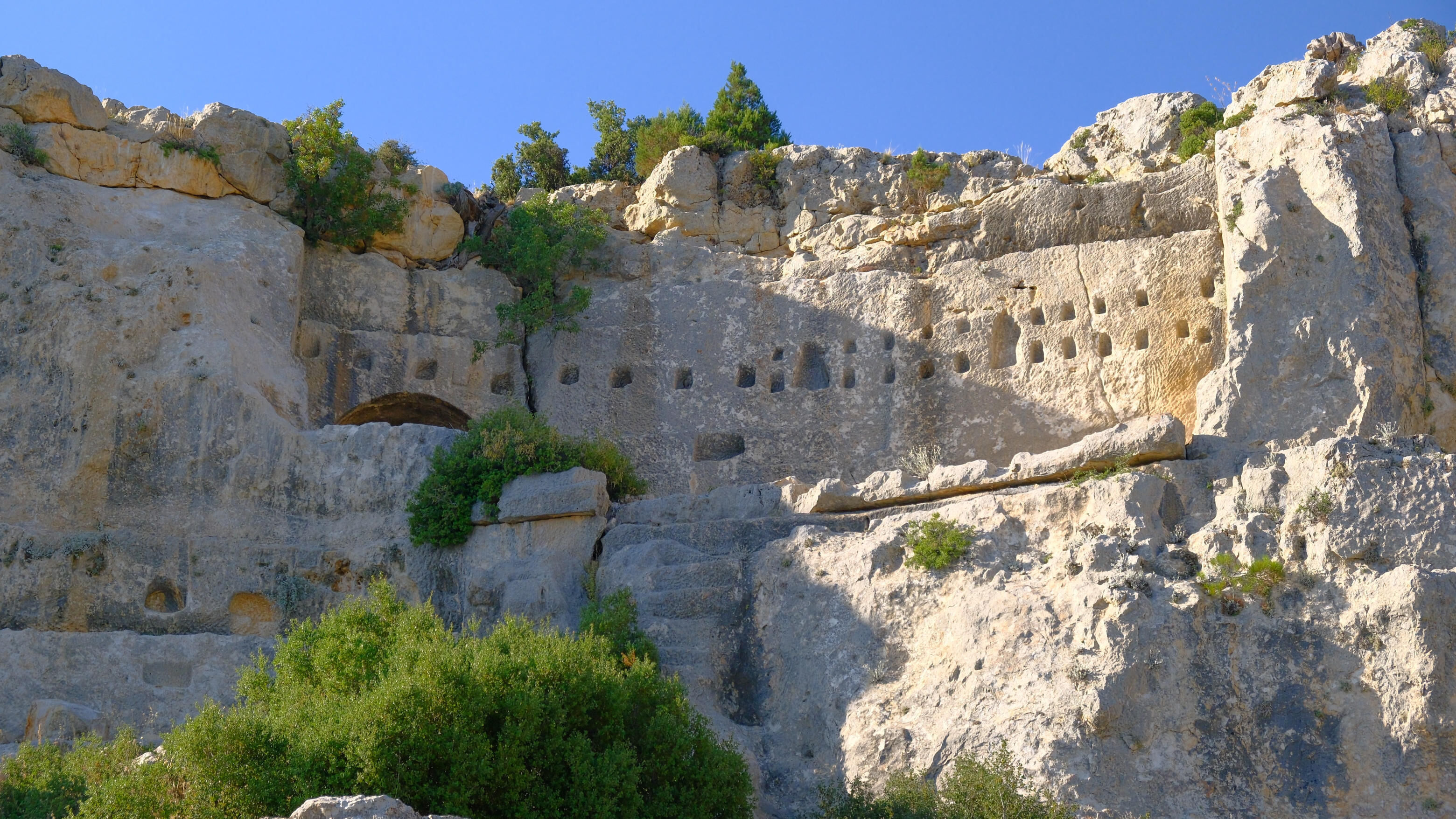 Alahan Manastiri Yerli Yabanci Turistlerin Ilgisini Cekiyor3