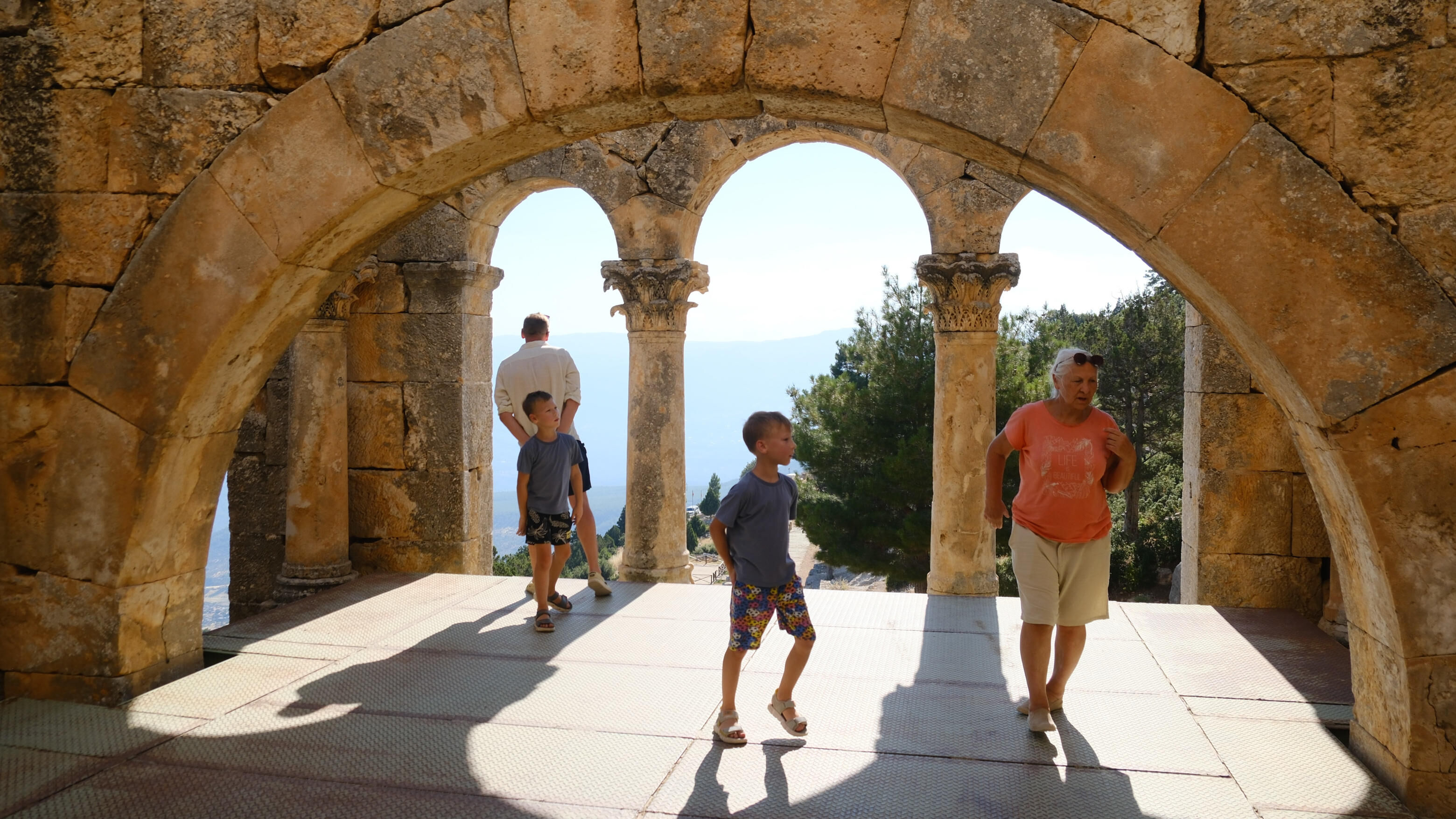 Alahan Manastiri Yerli Yabanci Turistlerin Ilgisini Cekiyor4