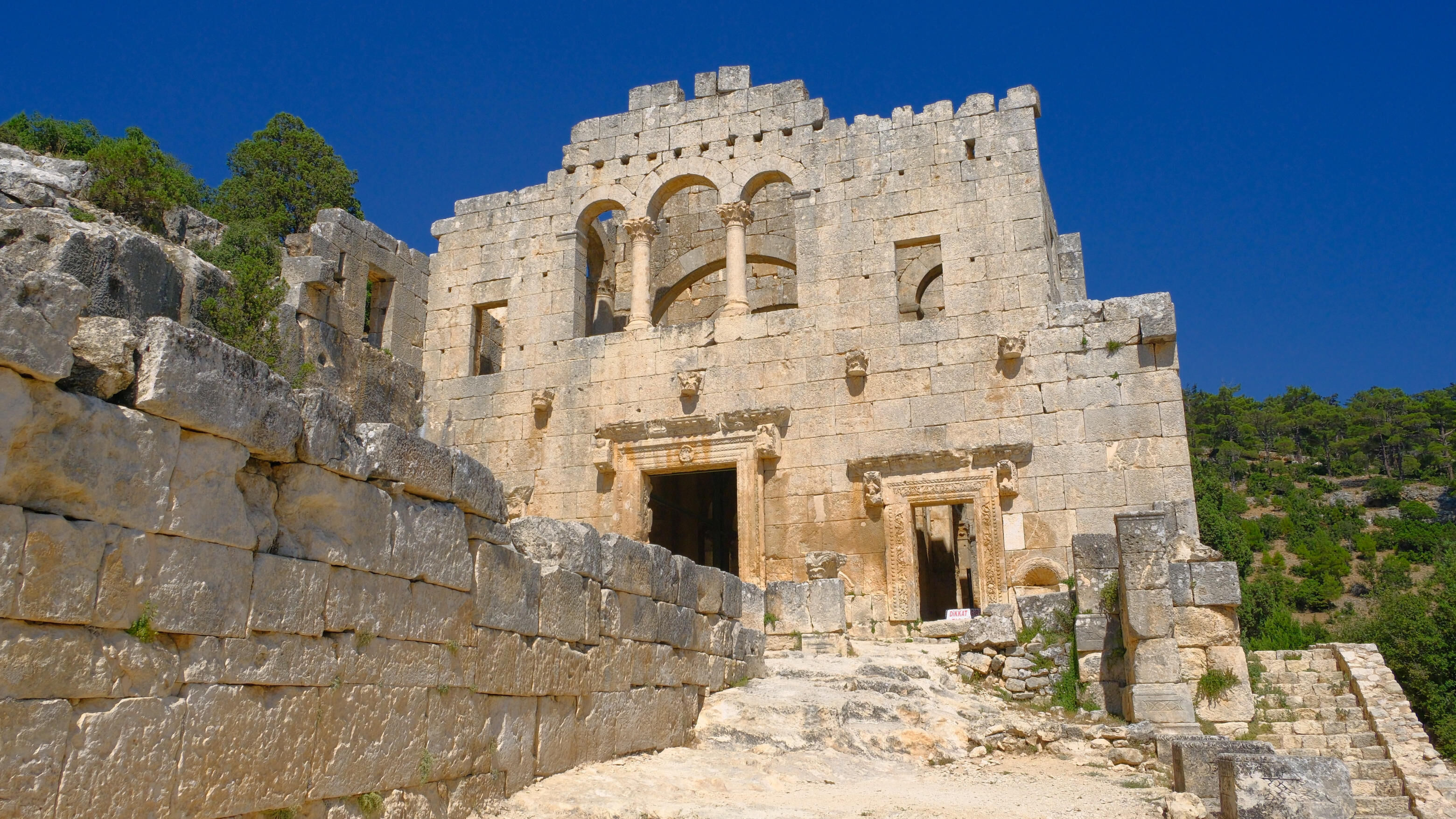 Alahan Manastiri Yerli Yabanci Turistlerin Ilgisini Cekiyor5