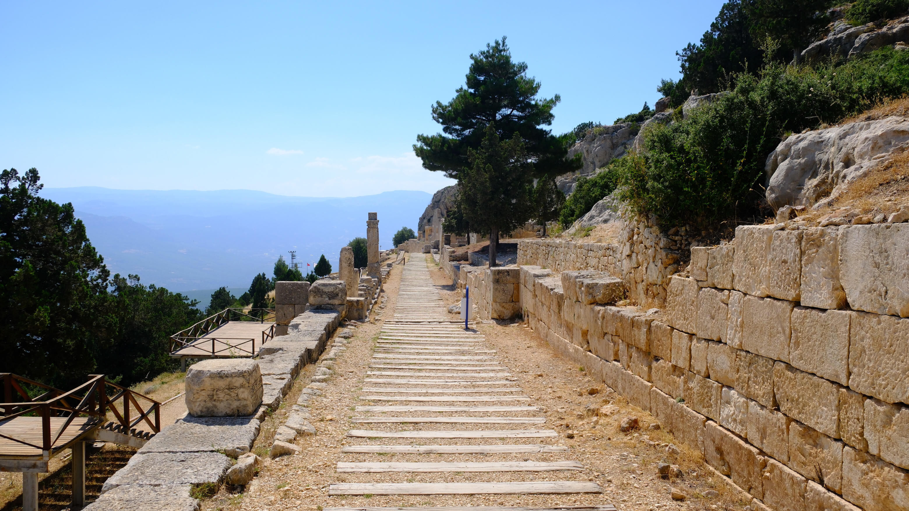 Alahan Manastiri Yerli Yabanci Turistlerin Ilgisini Cekiyor7