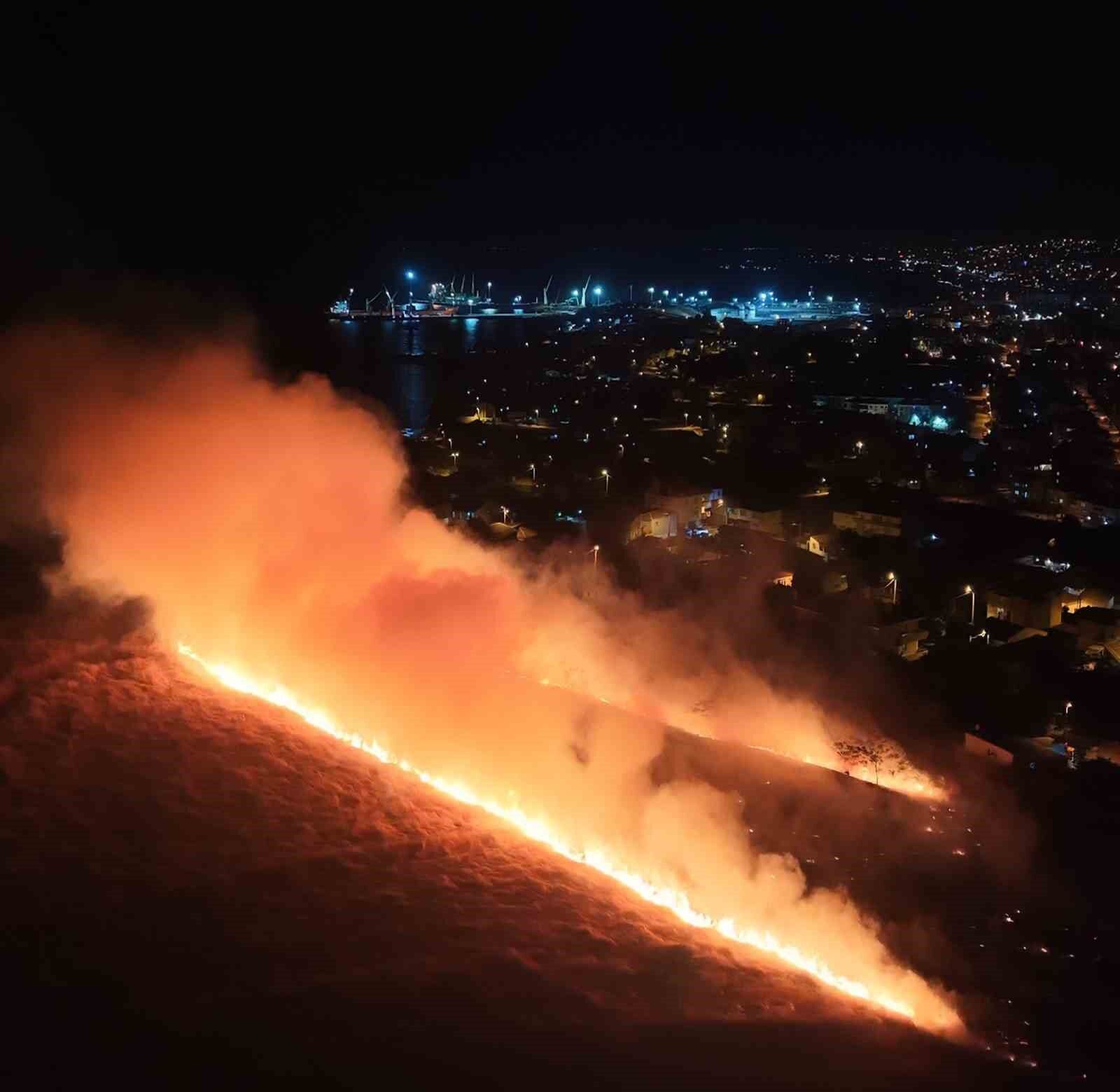 Asiklar Tepesinde Korkutan Yangin Alevler Geceyi Aydinlatti (2)