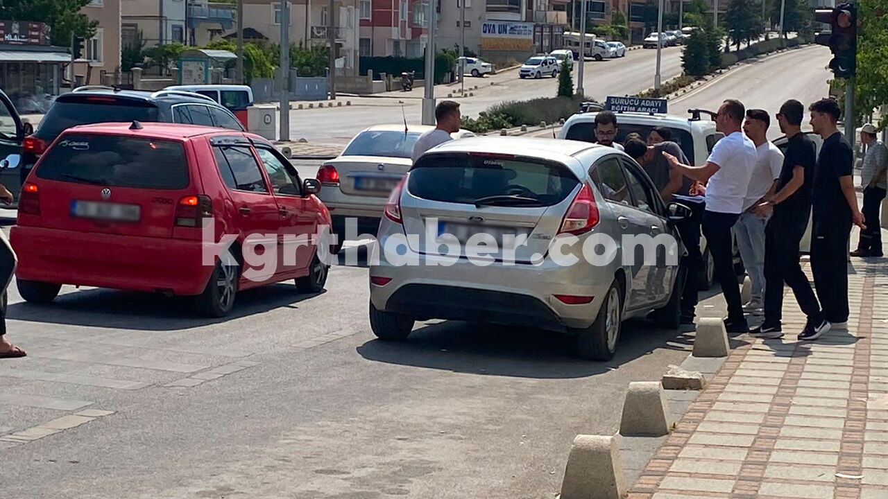 Ayni Noktada Pes Pese 2 Kaza Karamanda 4 Arac Ve 1 Motosiklet Karisti2