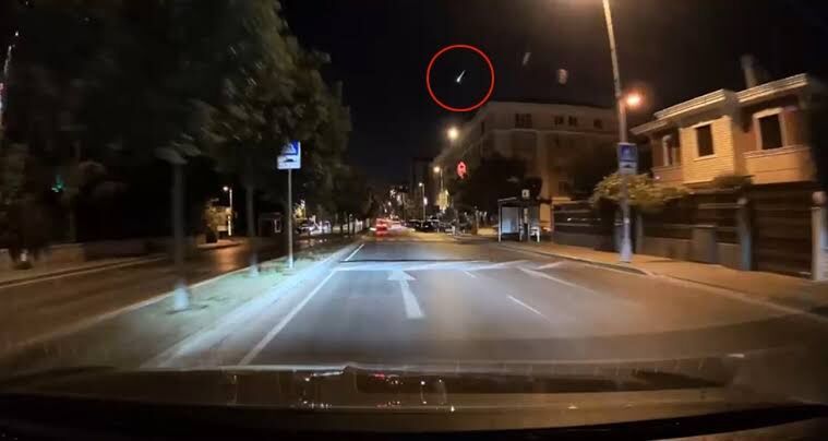 Bir Anda Ortaya Cikti Goktasi Boyle Dustu1