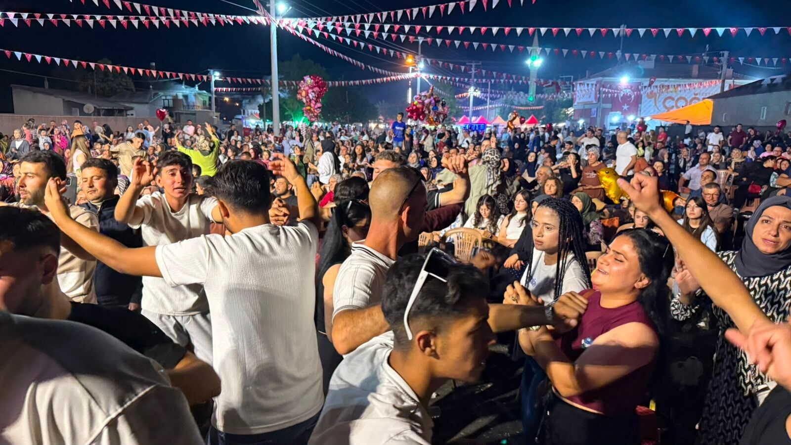 Cogluda Yer Yerinden Oynadi Festival Gecesine Buyuk Ilgi (2)