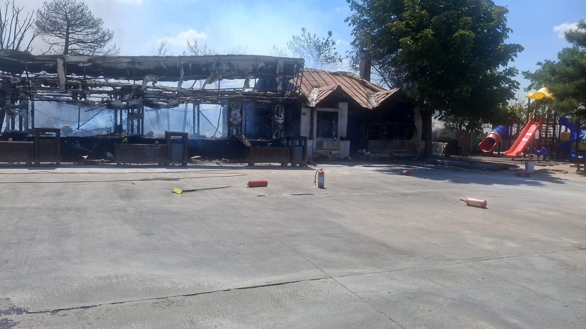 Dinlenme Tesisinin Restorani Alevlere Teslim Oldu (3)