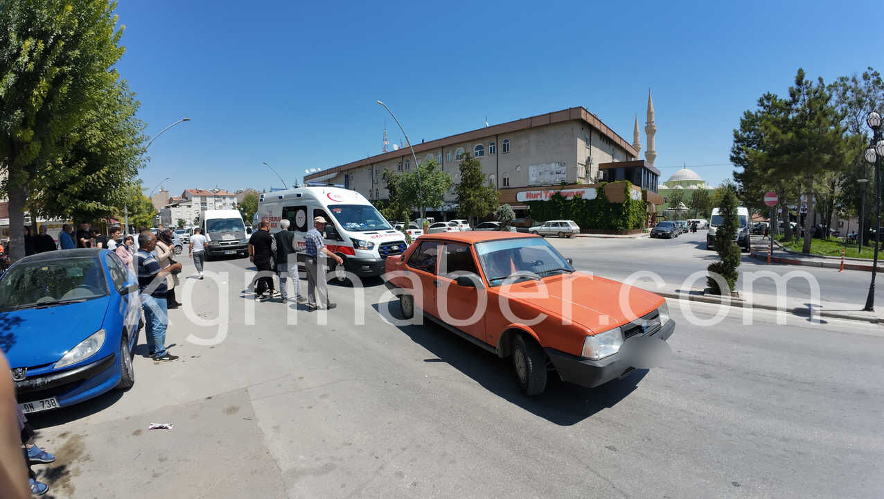 Dondurma Aldiktan Sonra Yolun Karsisina Gecmeye Calisan Kadina Otomobil Carpti0