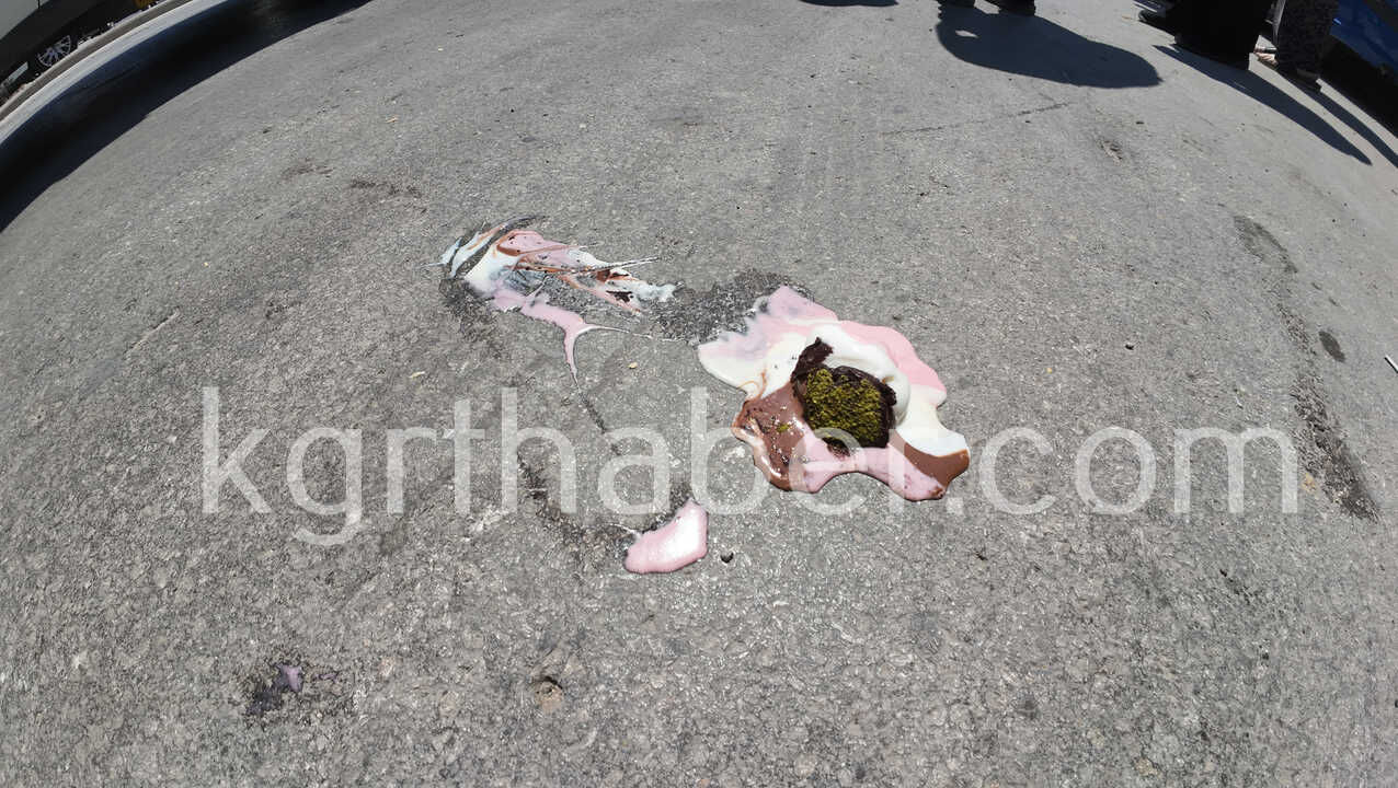 Dondurma Aldiktan Sonra Yolun Karsisina Gecmeye Calisan Kadina Otomobil Carpti3