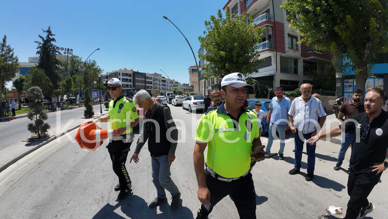 Dondurma Aldiktan Sonra Yolun Karsisina Gecmeye Calisan Kadina Otomobil Carpti4