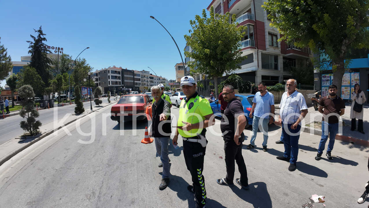 Dondurma Aldiktan Sonra Yolun Karsisina Gecmeye Calisan Kadina Otomobil Carpti5