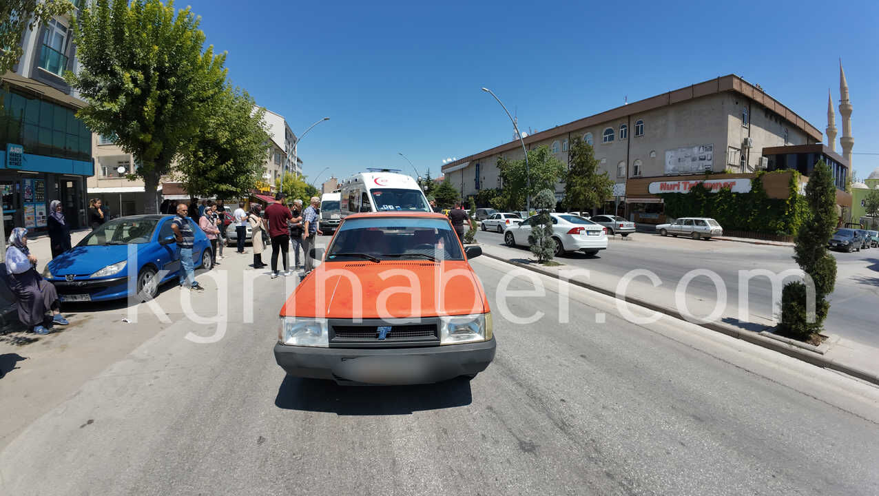 Dondurma Aldiktan Sonra Yolun Karsisina Gecmeye Calisan Kadina Otomobil Carpti6