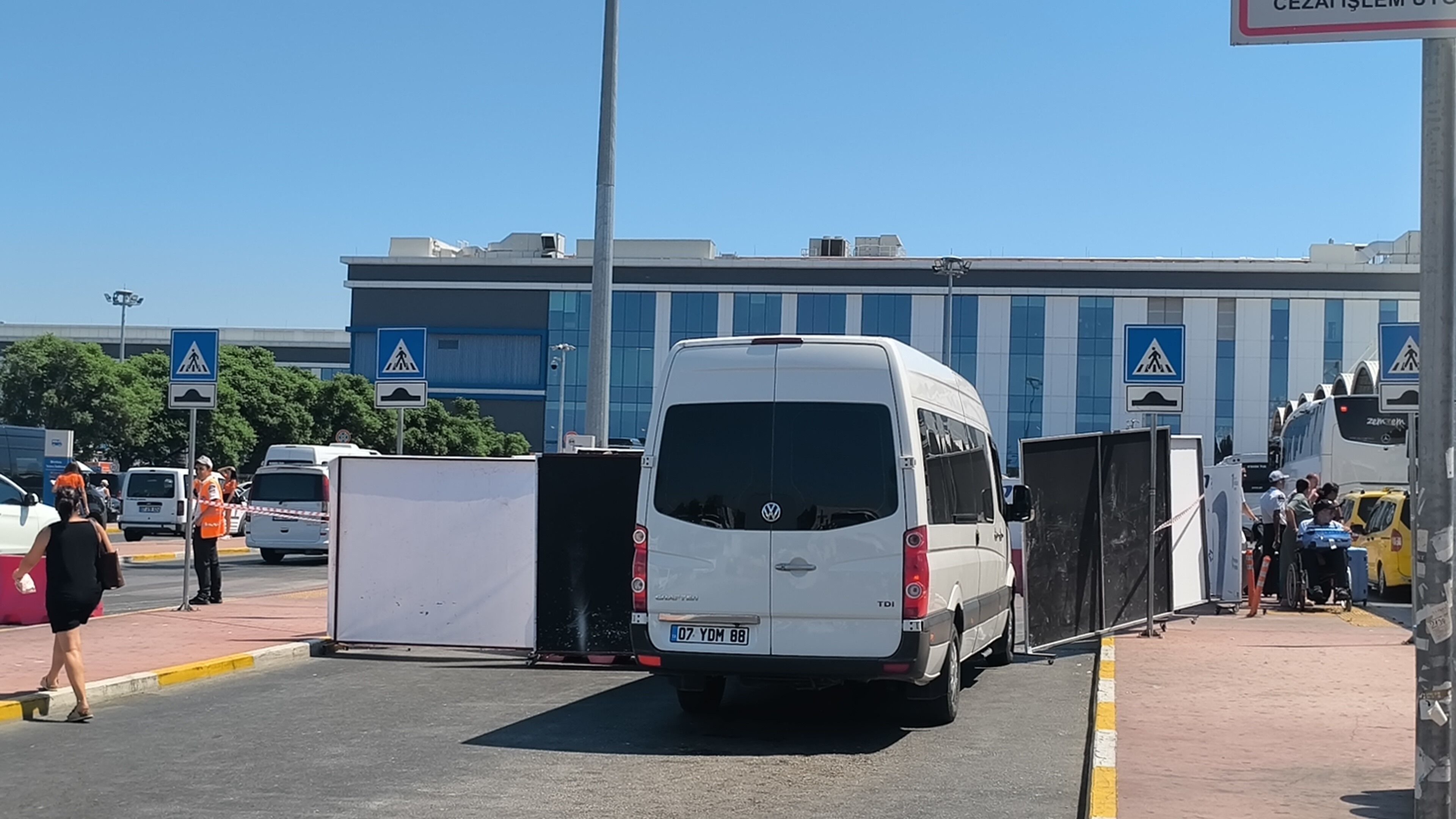 Havalimani Otoparkinda Dehset Emekli Polis Kiz Arkadasini Oldurdu (1)