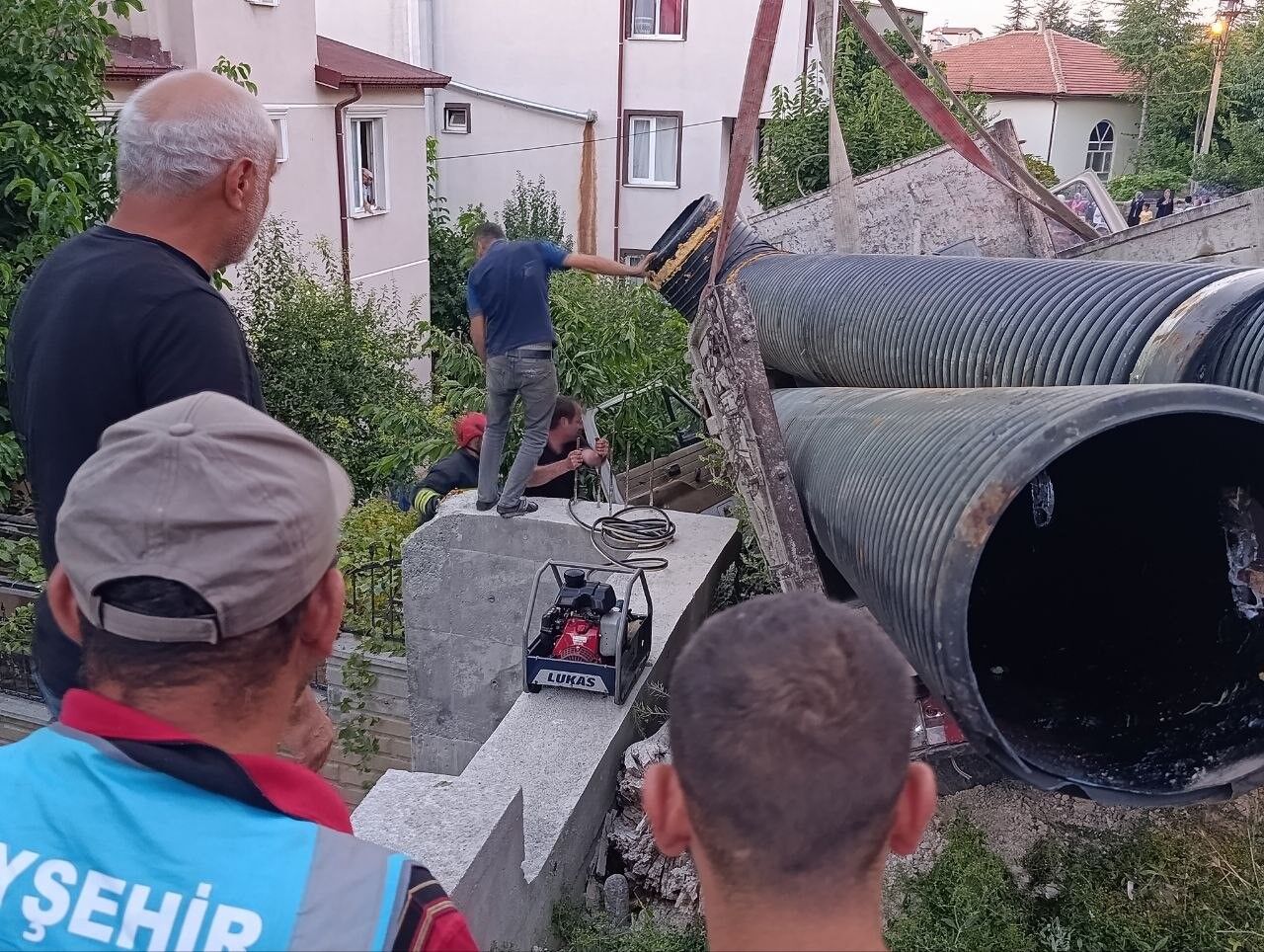 Kamyoneti Durdurmak Istedi Arada Sikisti (4)