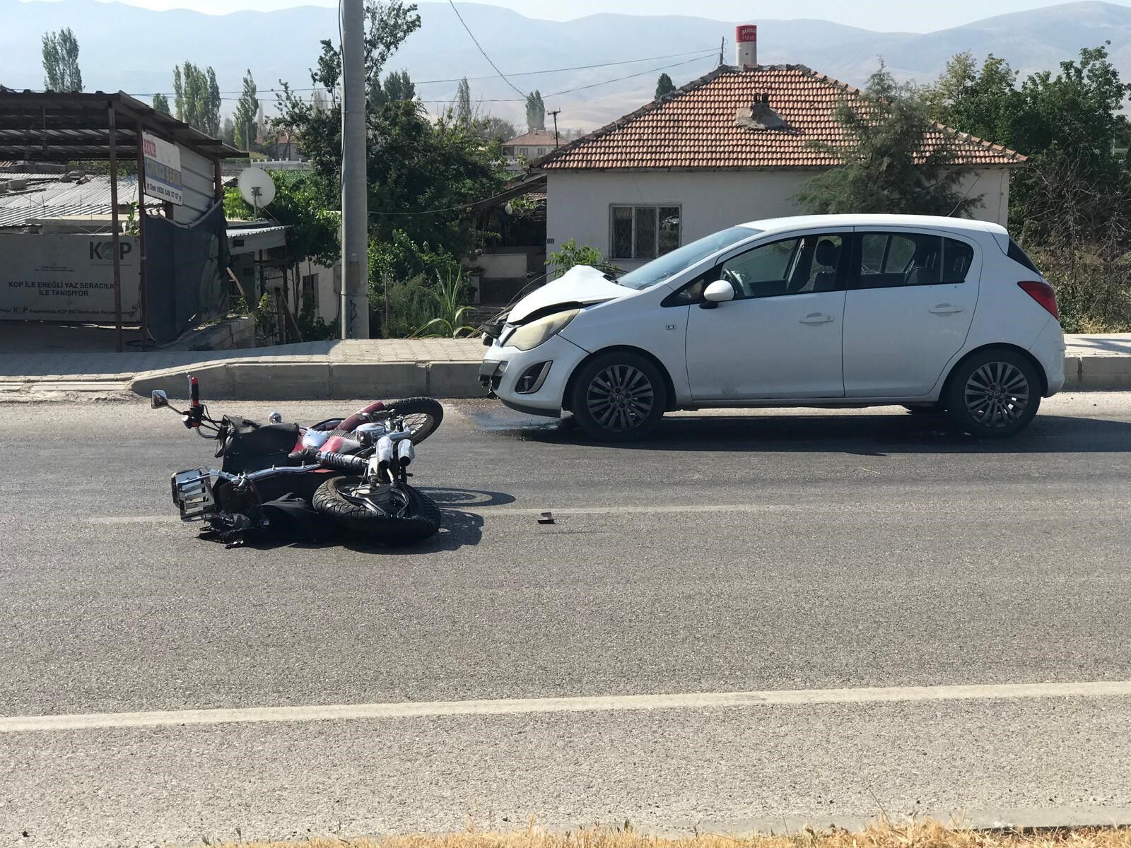 Karaman Yolunda Korkutan Kaza Motosiklet Surucusu Agir Yaralandi (1)