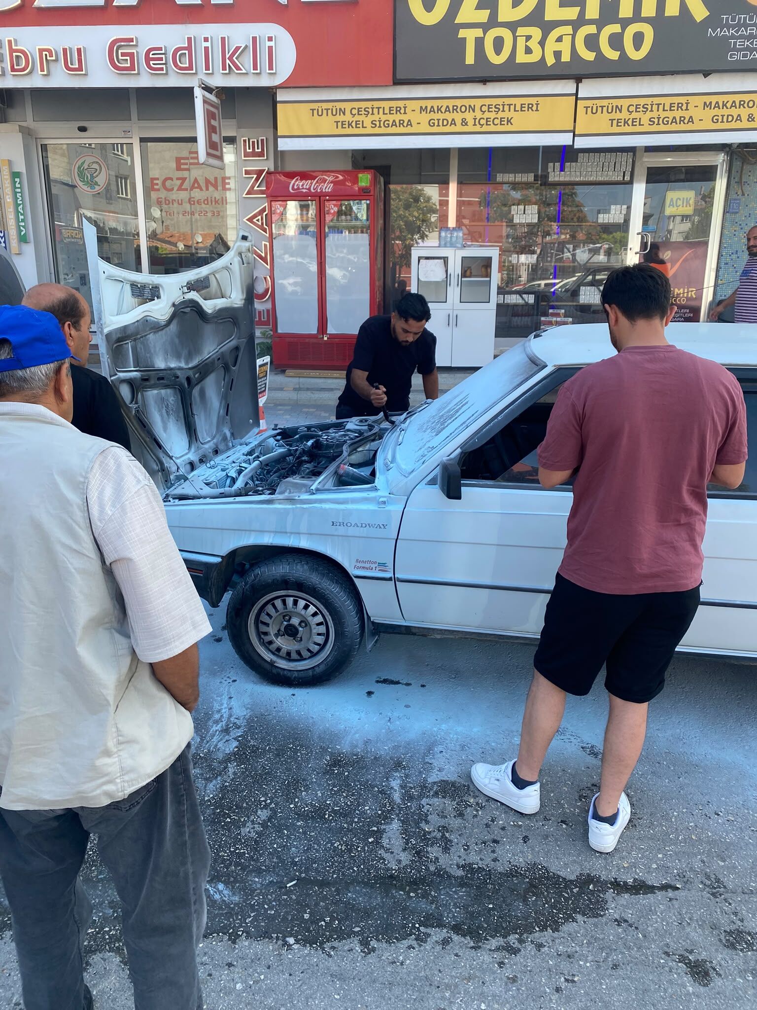 Karamanda Arac Bir Anda Alev Aldi Vatandaslar Yetisti (1)