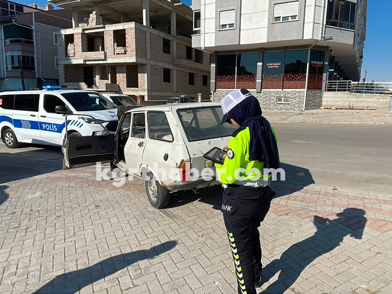 Karamanda Kaza Yapan Surucu O Sokla Otomobilinin Pesinden Kostu (2)