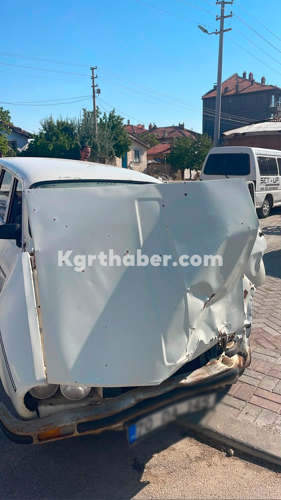 Karamanda Kaza Yapan Surucu O Sokla Otomobilinin Pesinden Kostu (3)