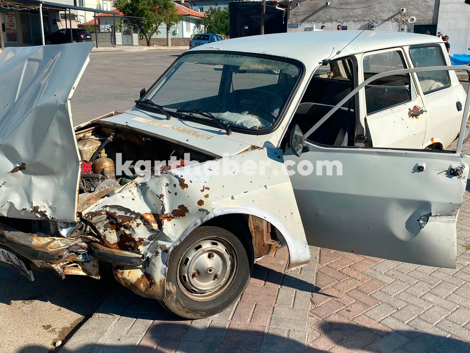 Karamanda Kaza Yapan Surucu O Sokla Otomobilinin Pesinden Kostu (4)