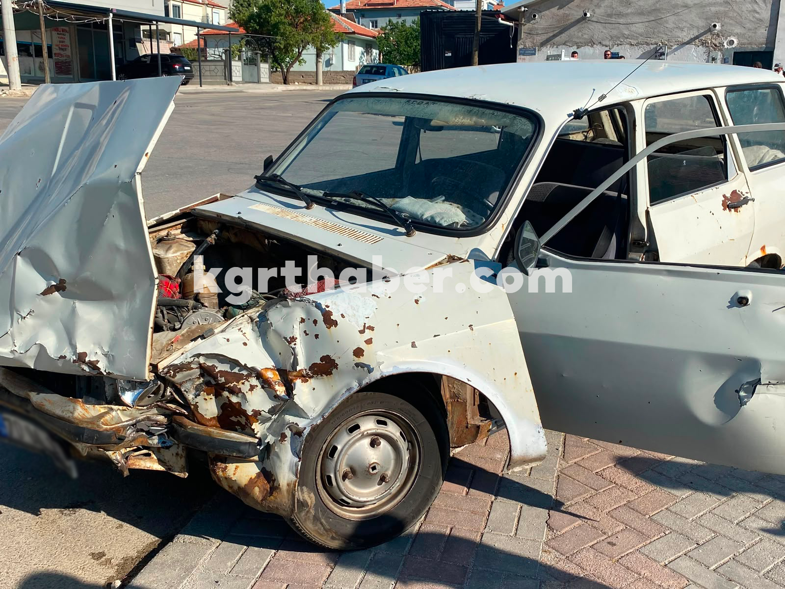 Karamanda Kaza Yapan Surucu O Sokla Otomobilinin Pesinden Kostu (5)