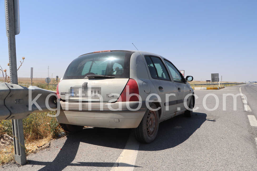 Karamanda Otomobil Bariyerlere Carpti3
