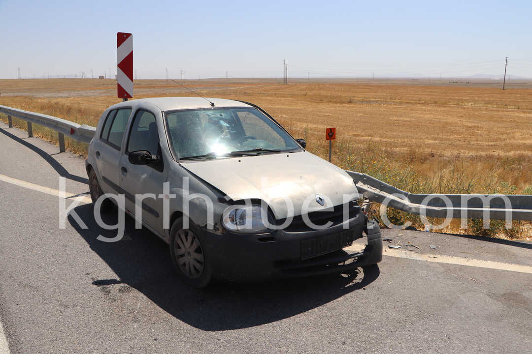 Karamanda Otomobil Bariyerlere Carpti6