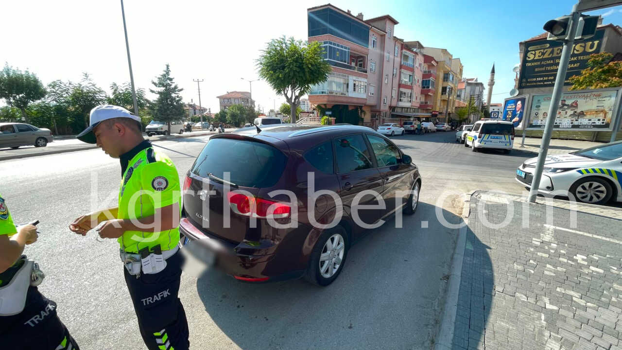 Karamanda Otomobilin Carptigi Yabanci Uyruklu Kadin Yaralandi3