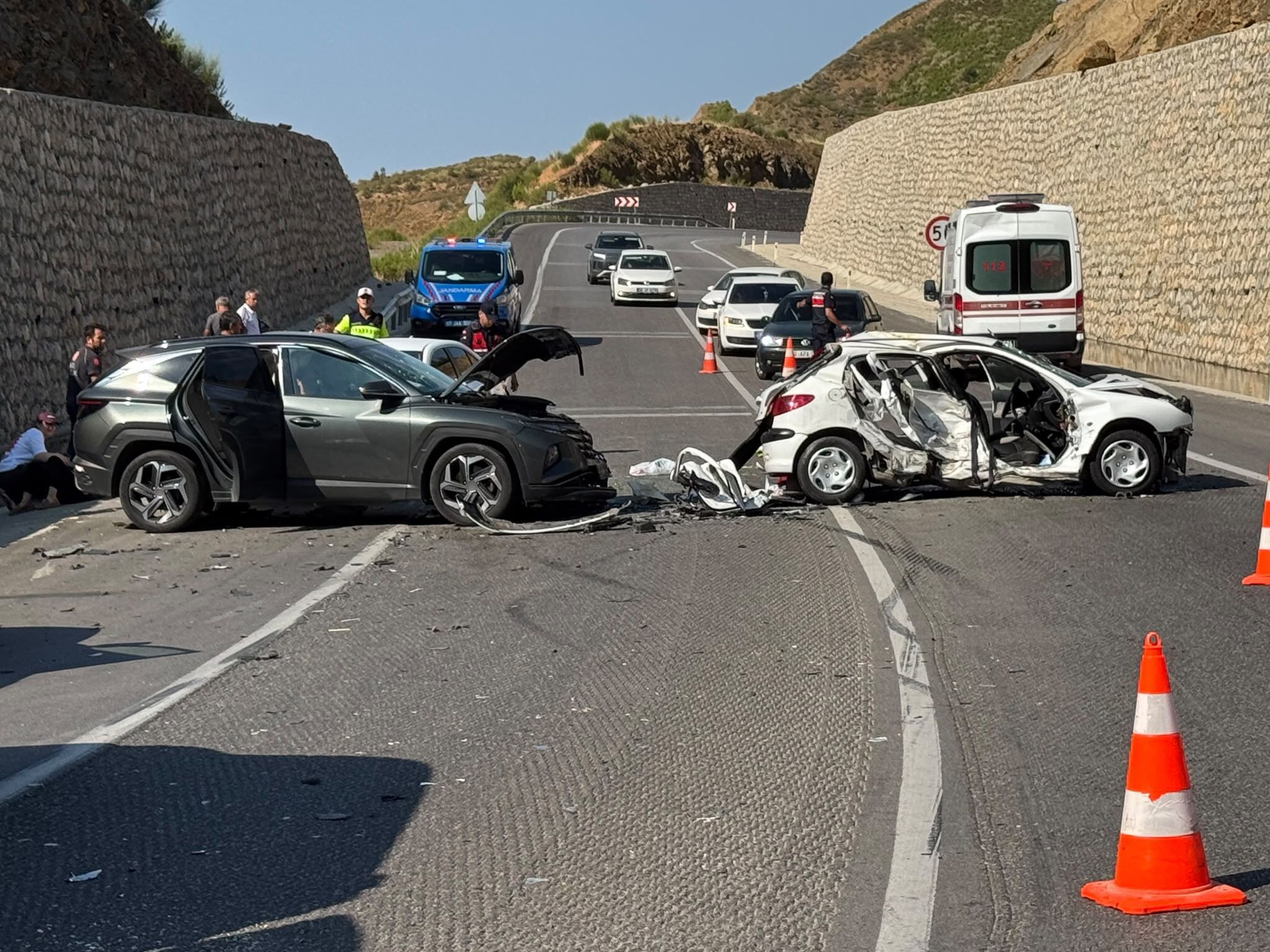 Karsi Seride Gecti 3 Araci Bicti 4 Yarali (2)
