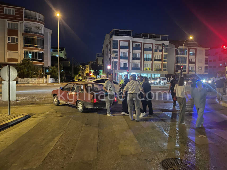 Kavsakta Iki Otomobil Carpisti 2 Yarali1