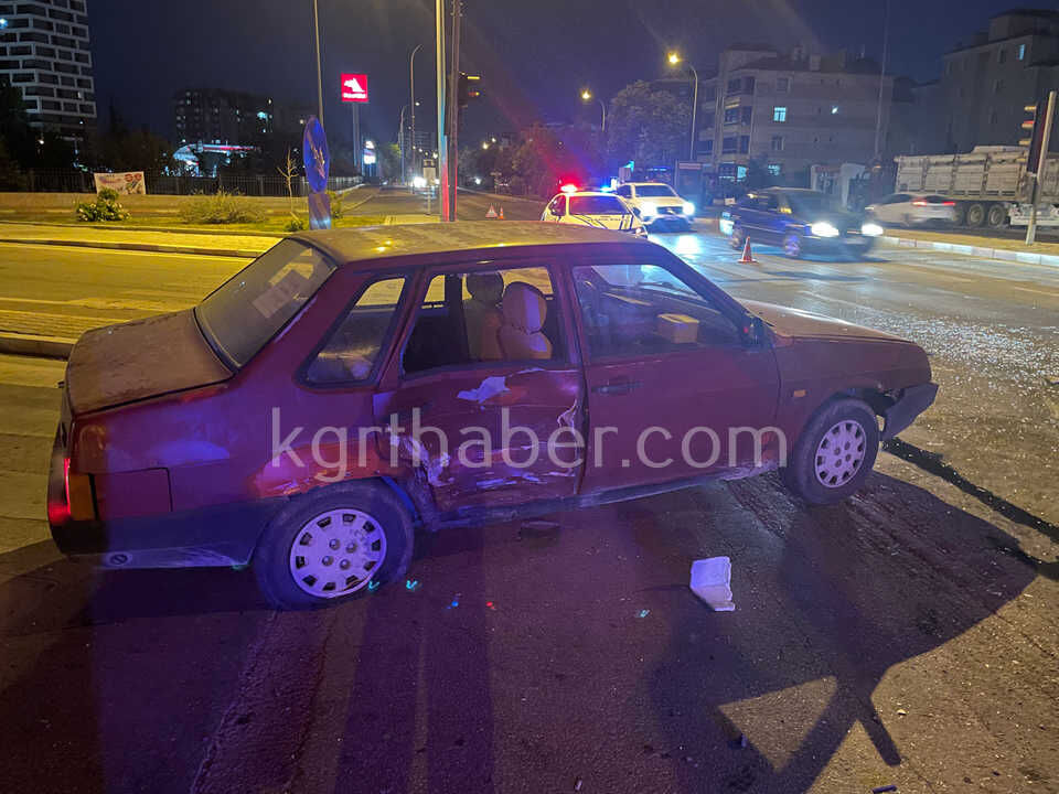 Kavsakta Iki Otomobil Carpisti 2 Yarali5