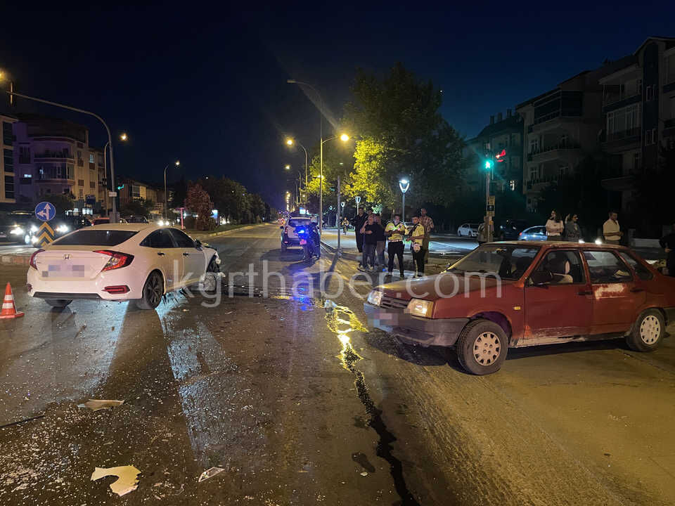 Kavsakta Iki Otomobil Carpisti 2 Yarali6