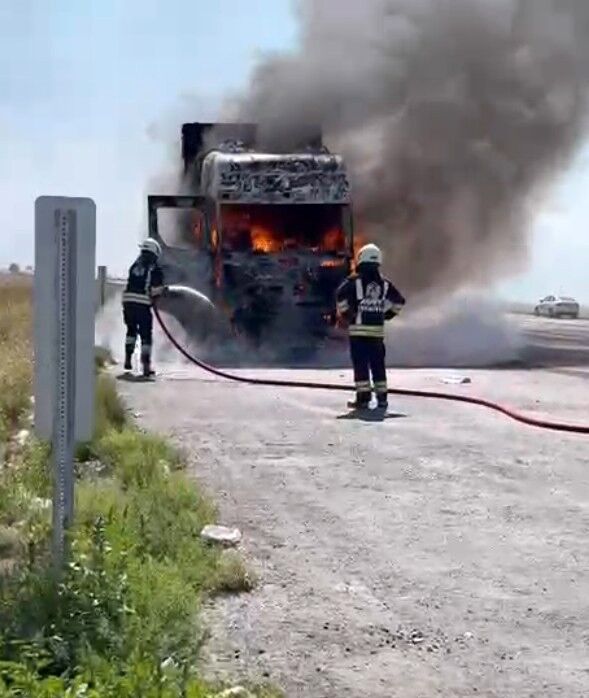 Konyada Tir Alevlere Teslim Oldu Surucu Son Anda Kurtuldu (1)