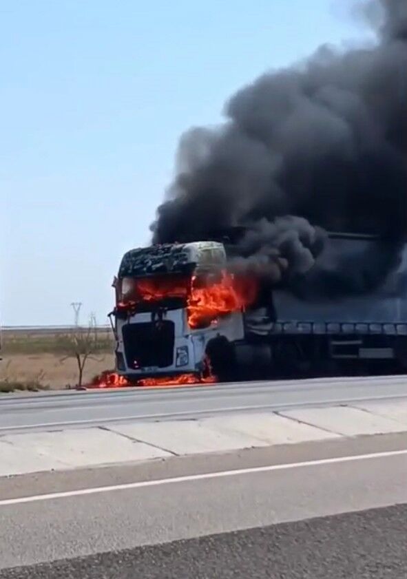 Konyada Tir Alevlere Teslim Oldu Surucu Son Anda Kurtuldu (3)