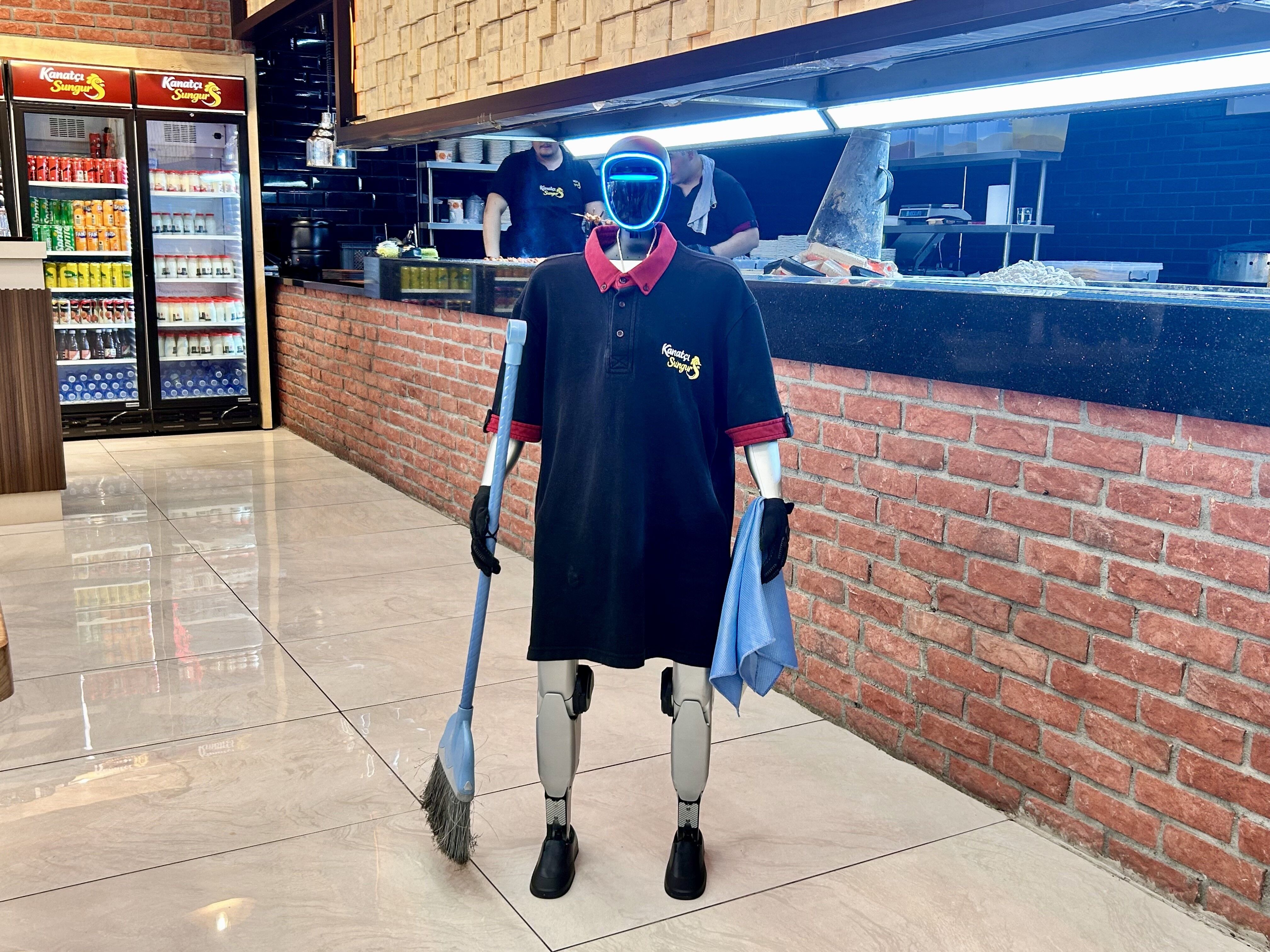 Maasi Da Var Izni De Robot Garson Fiko Sasirtti (4)