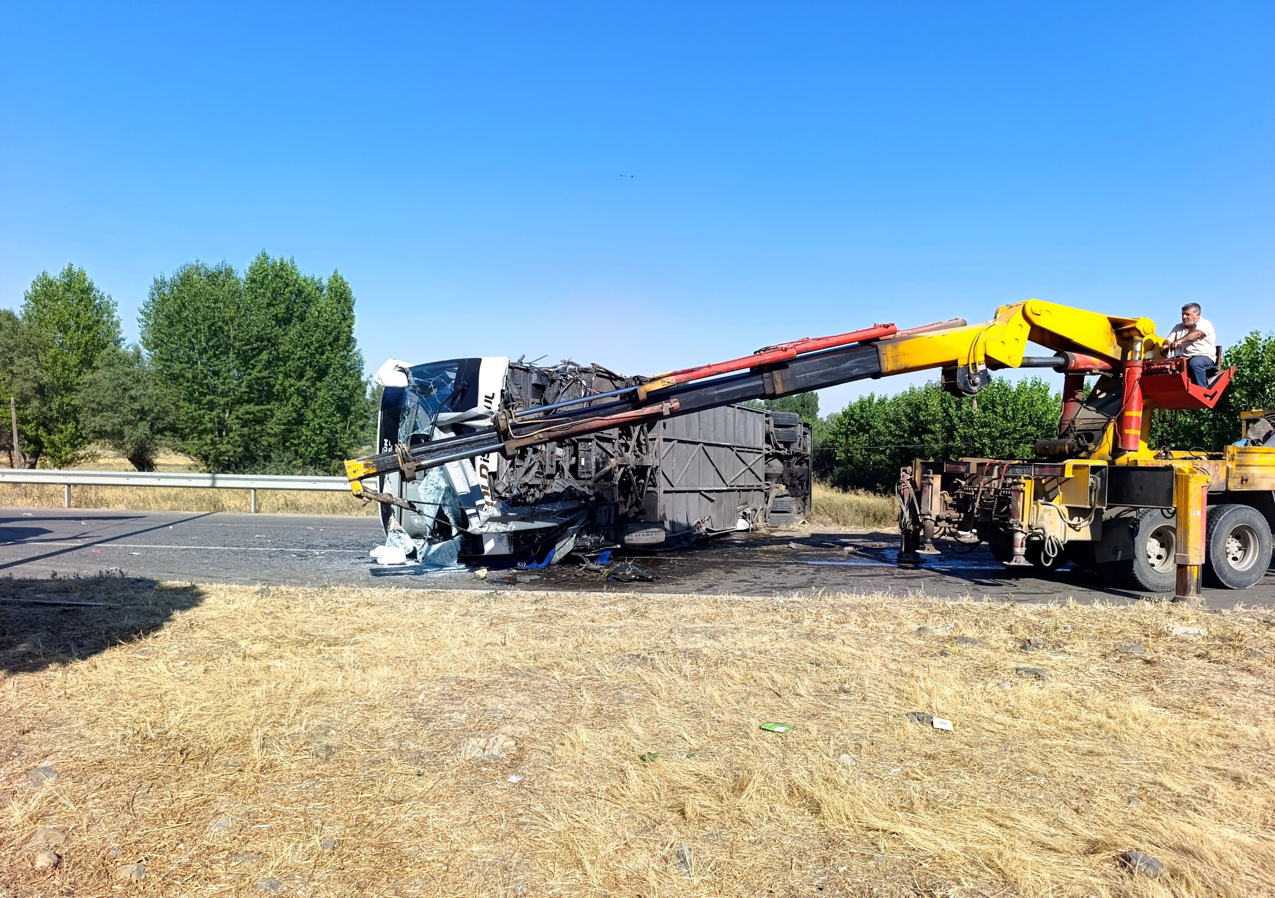 Otobus Yan Yatti Cok Sayida Yolcu Yarali (2)