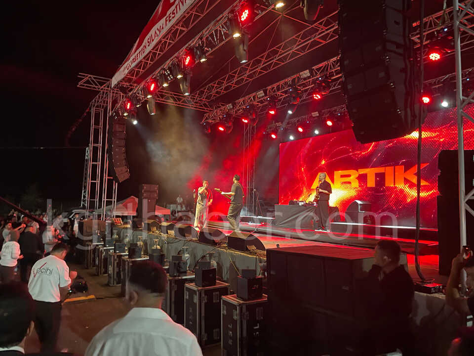 Poizi Konserinde Bariyerler Kalkinca Ortalik Karisti0