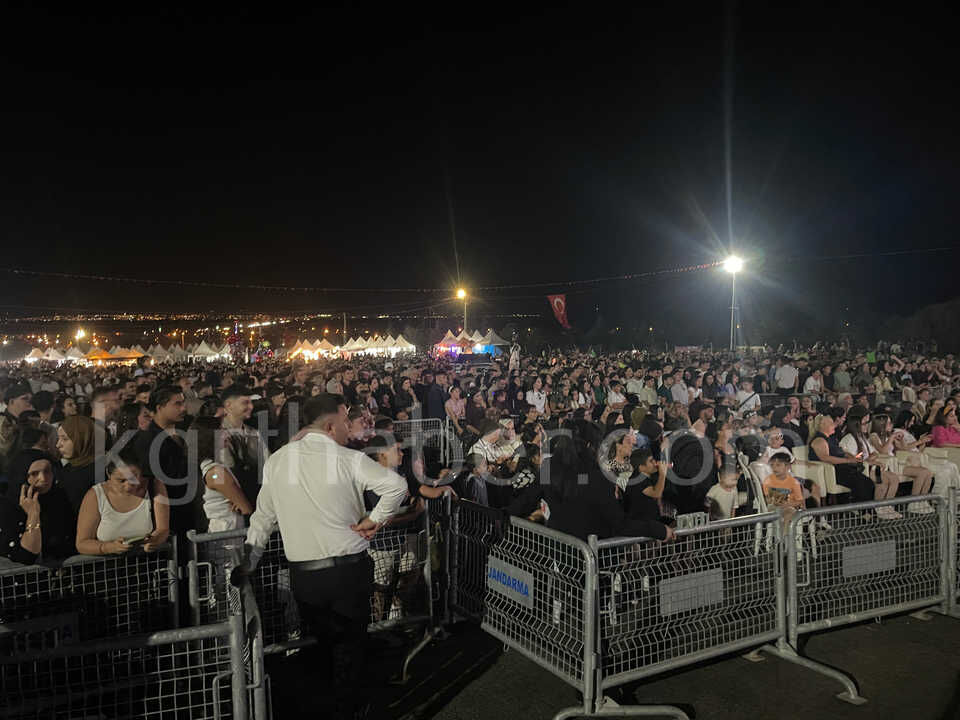 Poizi Konserinde Bariyerler Kalkinca Ortalik Karisti3