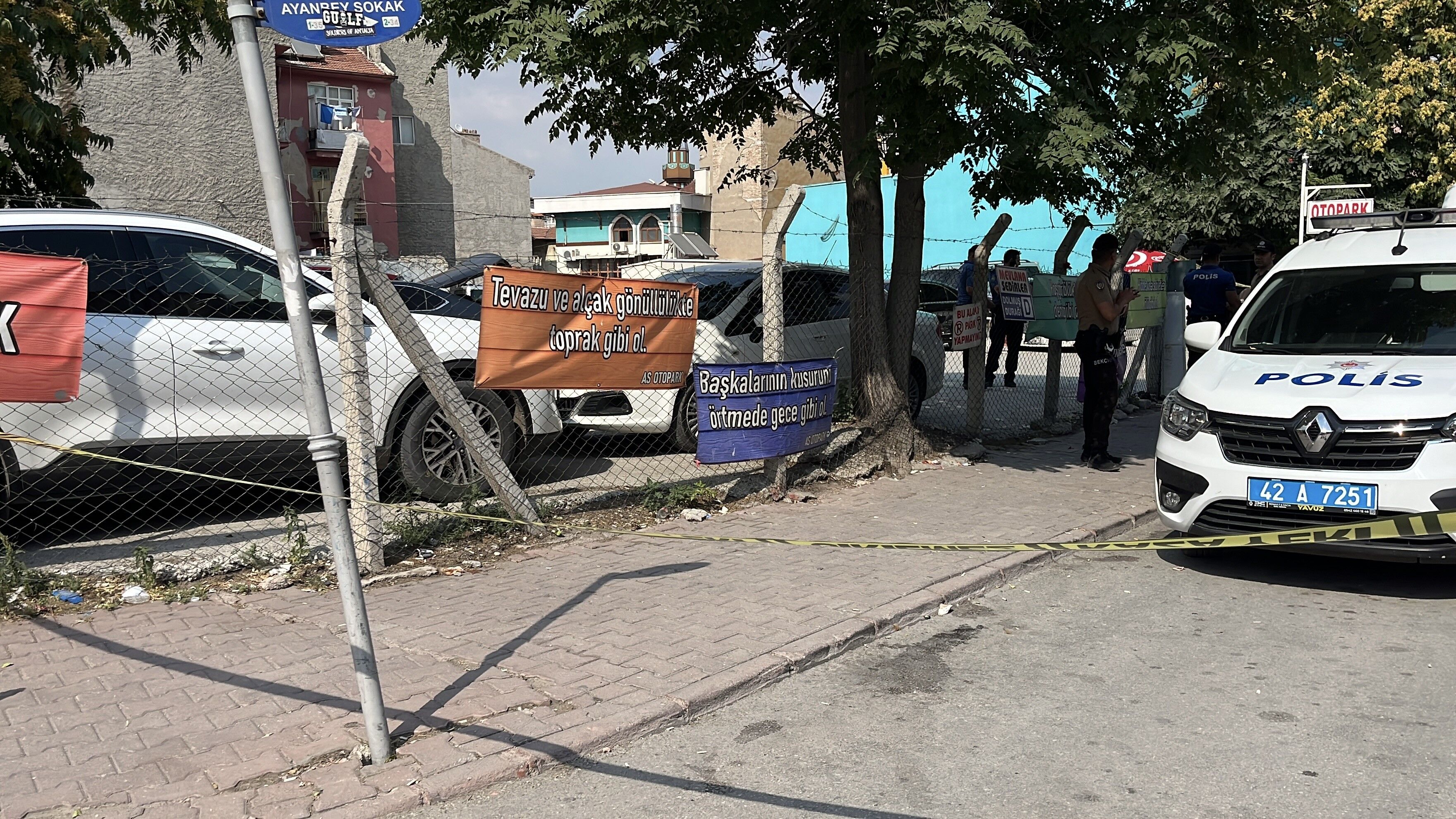 Silahini Cikardi Ancak Ates Almadi Ardindan Bicaklandi (4)