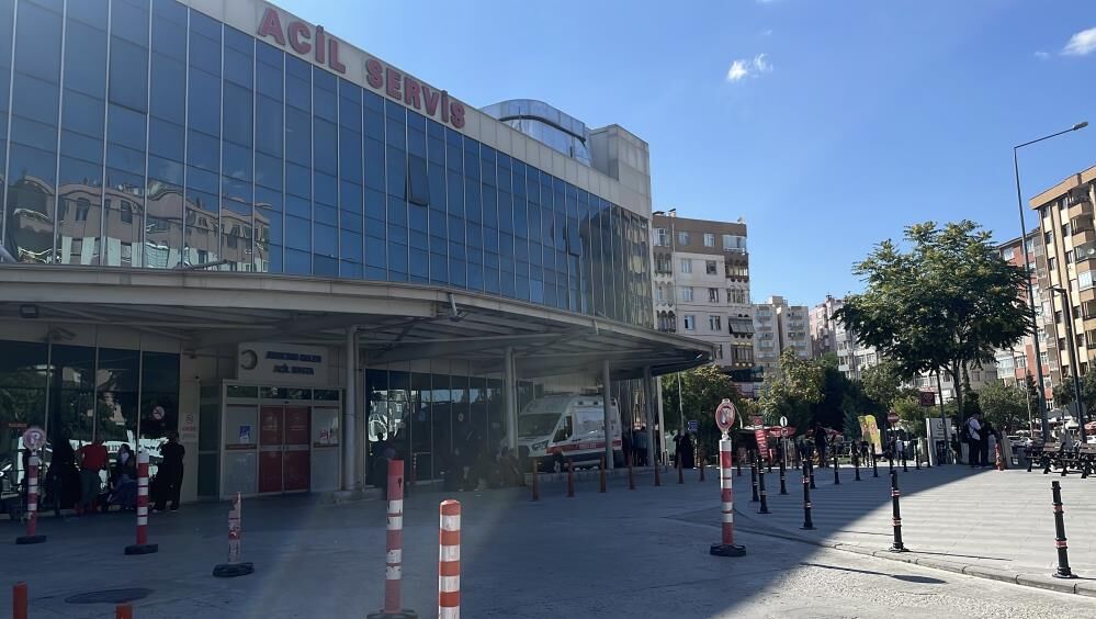 Sokak Ortasinda Bicakli Saldiri 18 Yasindaki Genc Hayatini Kaybetti (2)