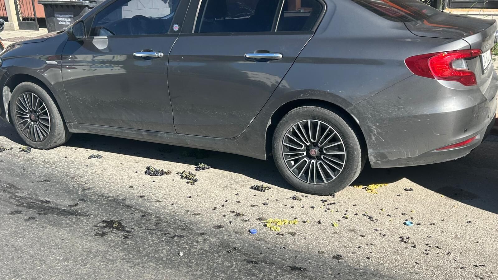 Uzumler Yola Sacildi Surucu Hastaneye Kaldirildi (2)
