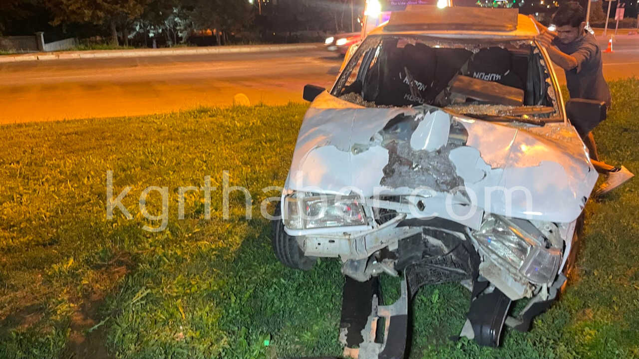 Viraji Alamayan Otomobil Agaca Carparak Durabildi 1 Yarali1