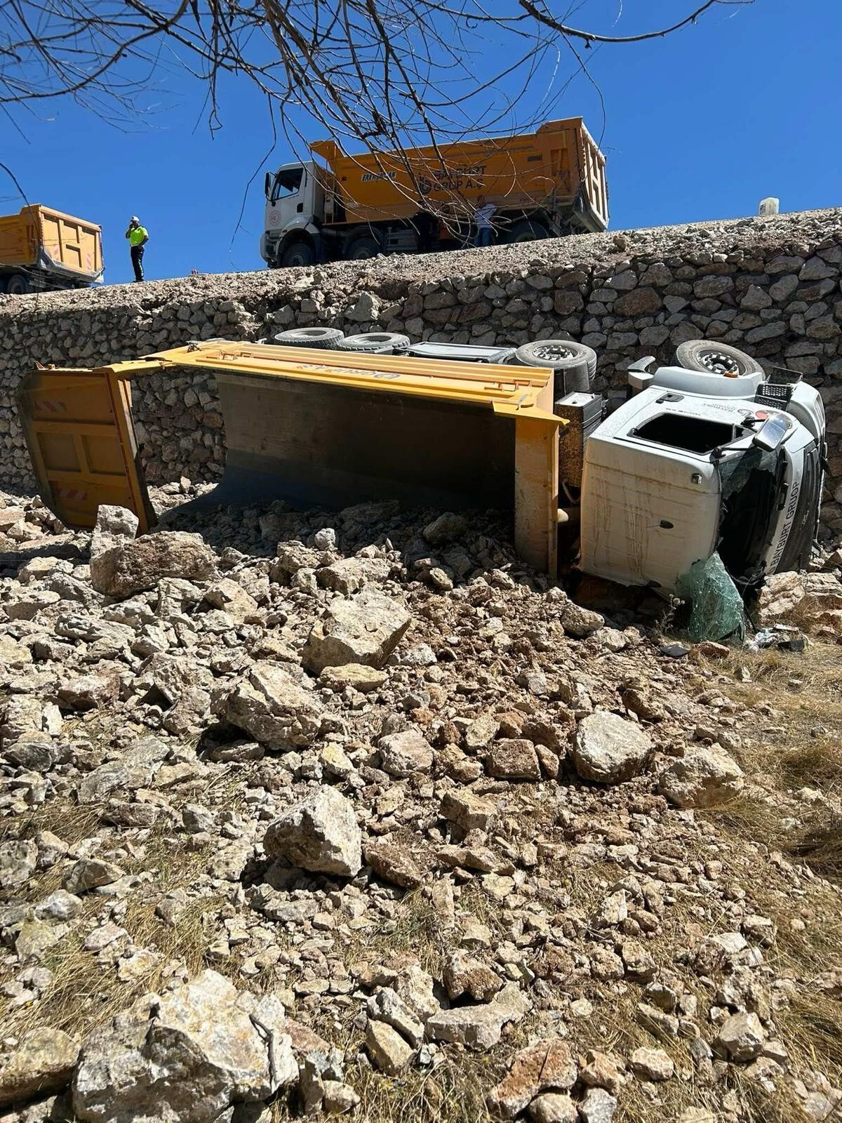 Yol Yapim Calismasinda Feci Kaza Kamyonun Altinda Kalarak Hayatini Kaybetti1