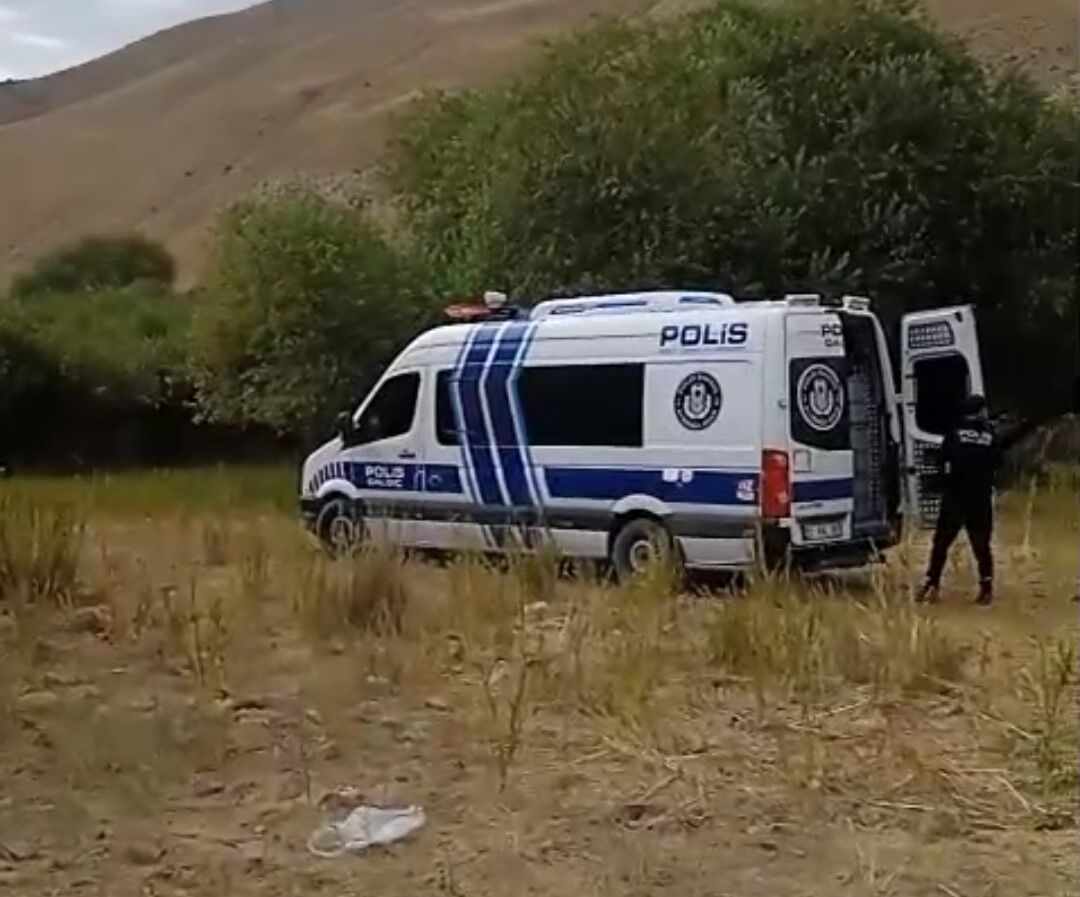 Atiyla Dereyi Gecmeye Calisan Coban Hayatini Kaybetti (3)
