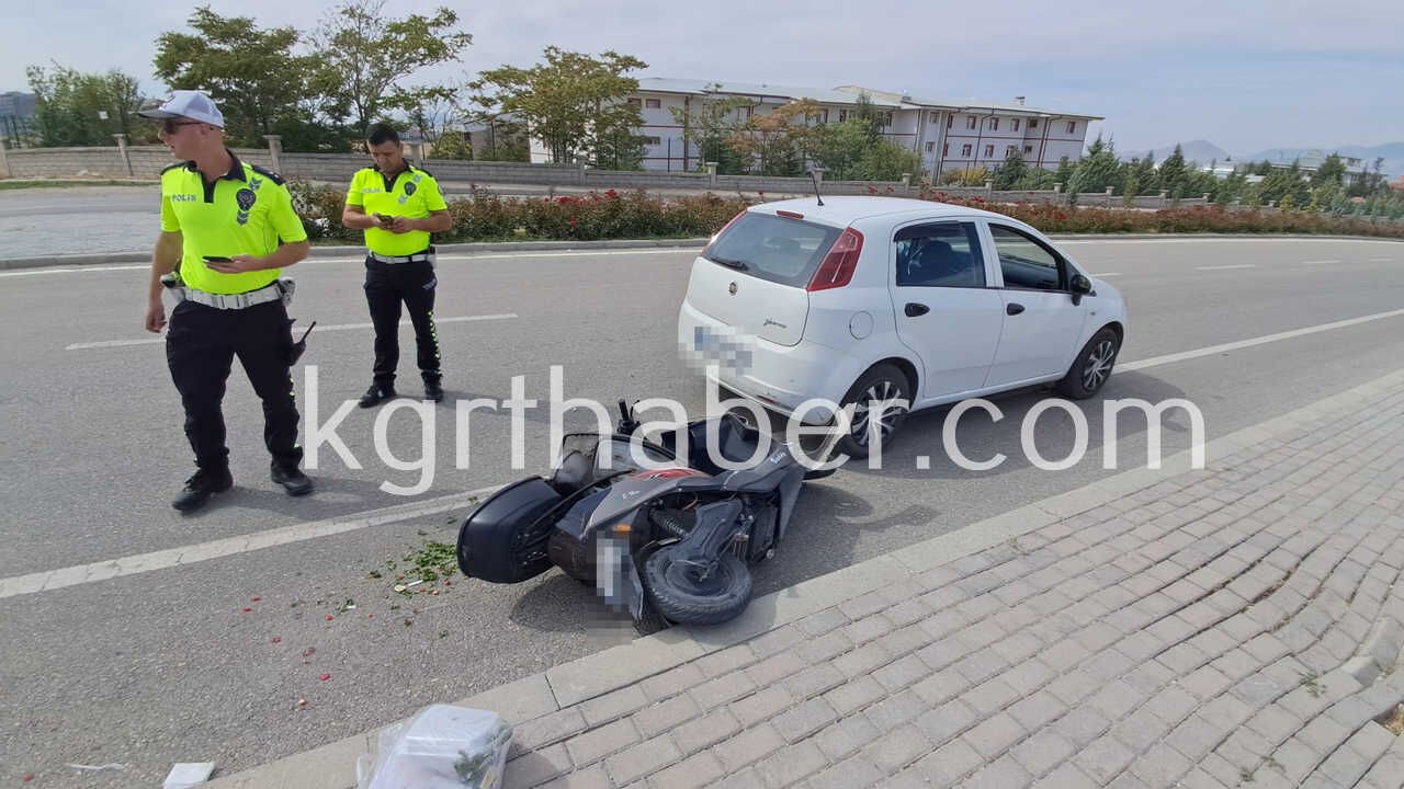 Elektrikli Bisiklet Devrilerek Park Halindeki Otomobile Carpti 1 Yarali2