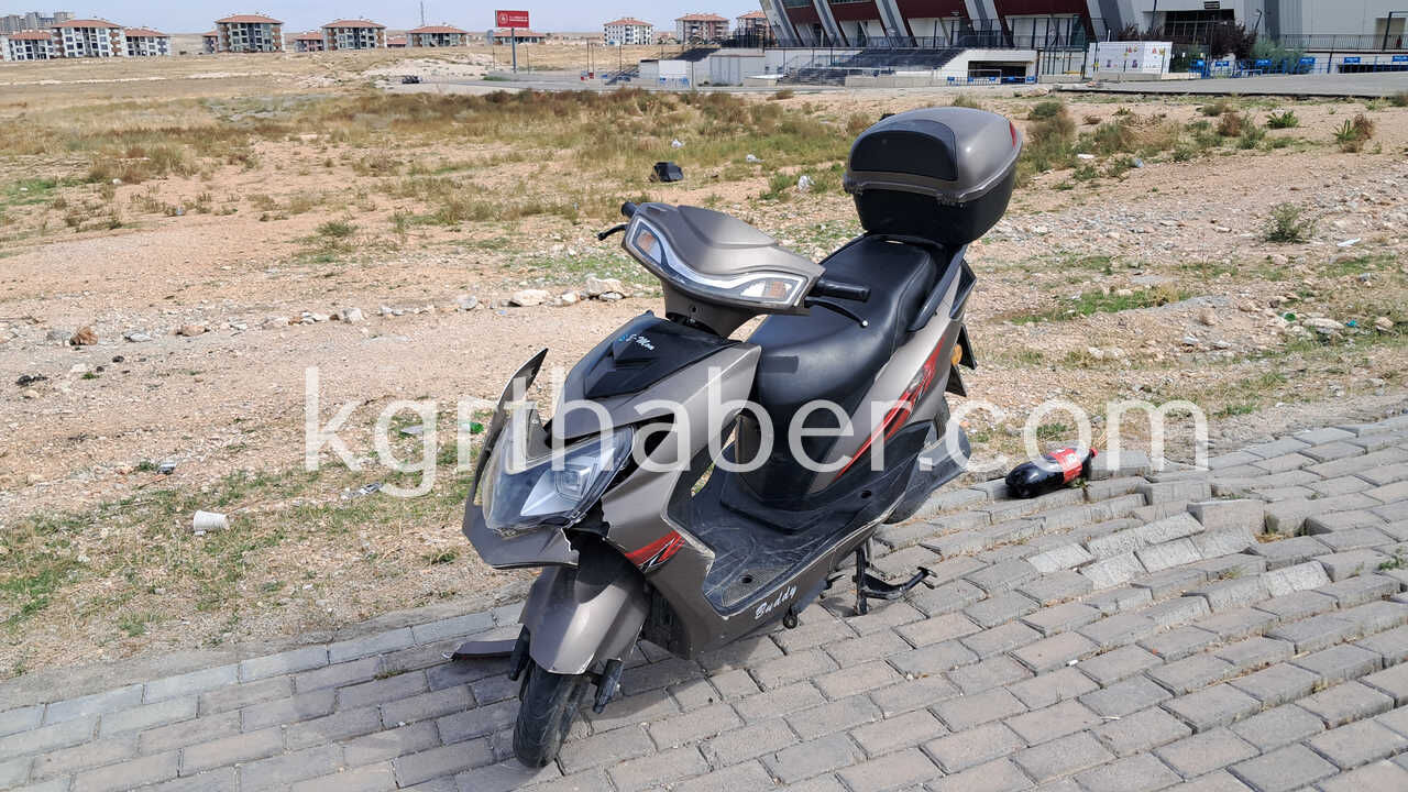 Elektrikli Bisiklet Devrilerek Park Halindeki Otomobile Carpti 1 Yarali4