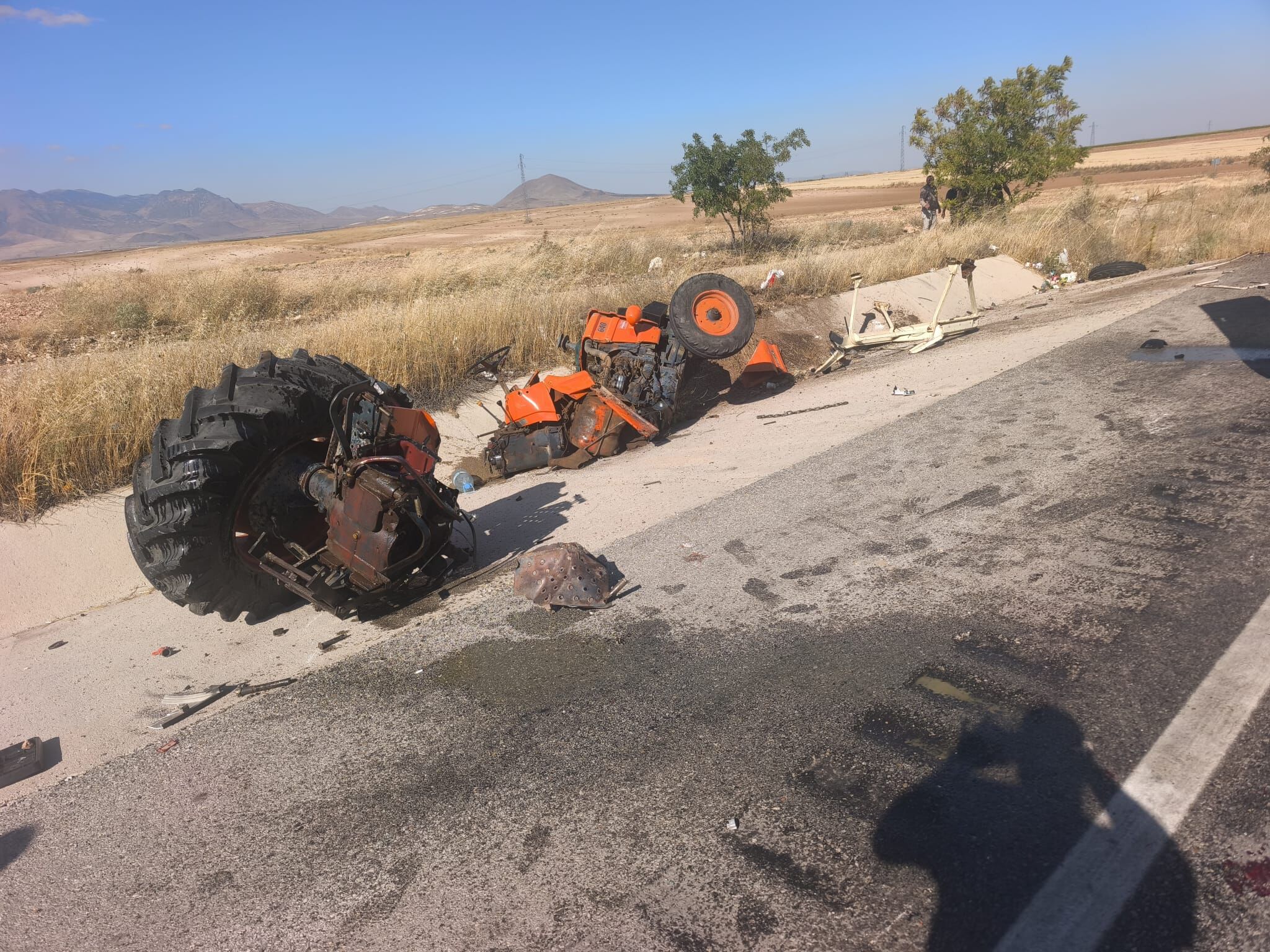 Karaman Konya Yolunda Feci Kaza Traktor Ikiye Ayrildi 2 Yarali (1)
